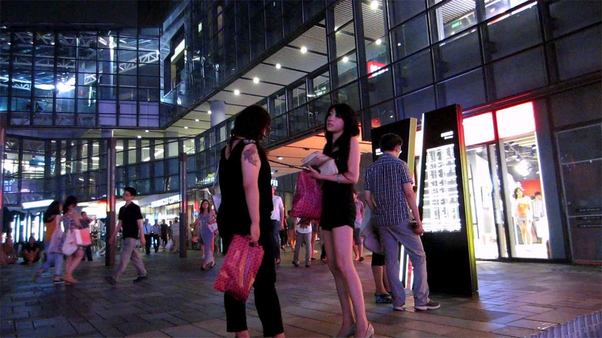 街拍好身材吊带漏肩美女