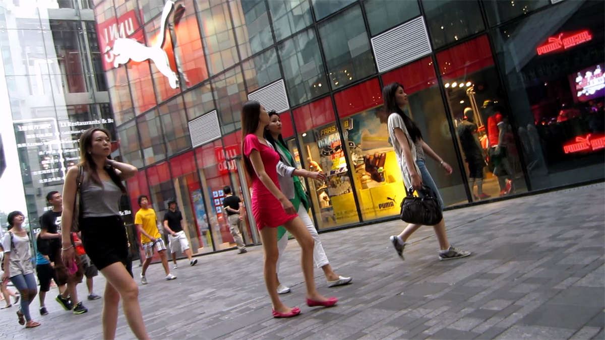 街拍2个身材高挑的美腿少妇
