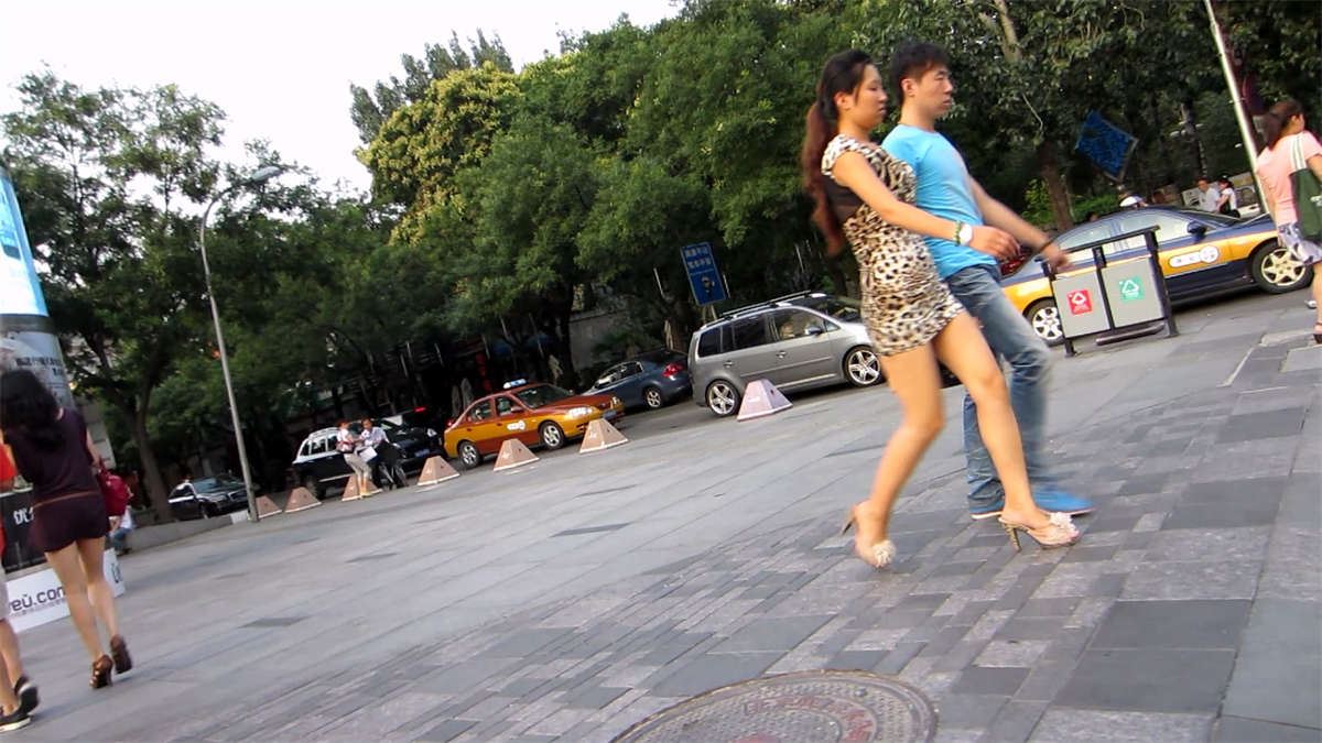 跟拍低胸丰满豹纹紧身包臀裙美女圆臀