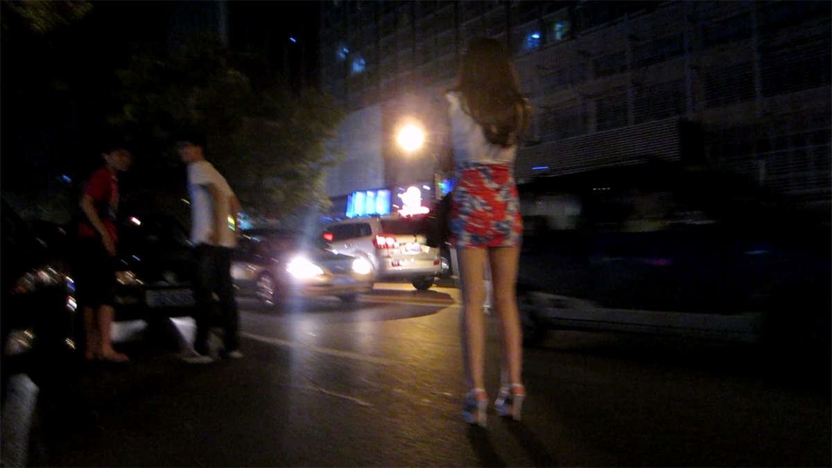 透明上衣紧身包臀花裙打电话的美眉