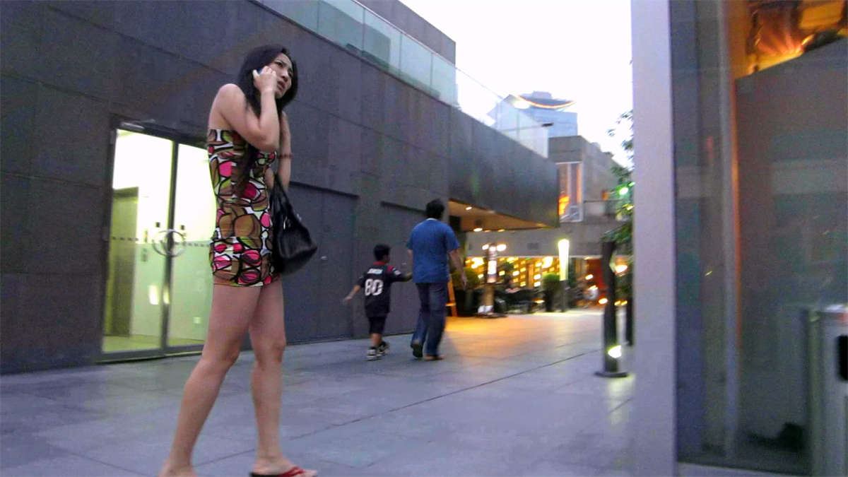 吊带花纹包臀裙和斑马纹长裤美女