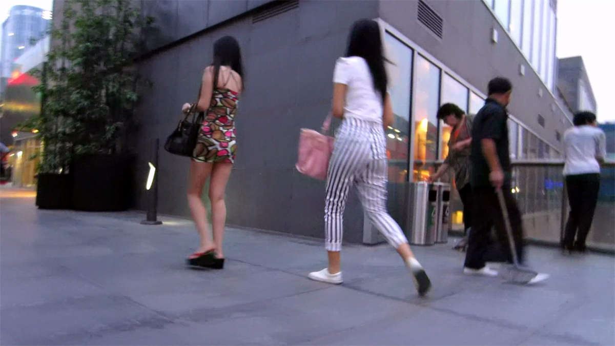 吊带花纹包臀裙和斑马纹长裤美女