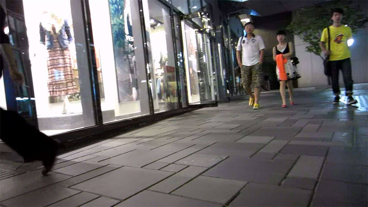 街拍黑白条纹短连衣裙美女