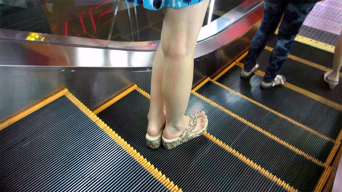 美女高挑的身材红色高跟