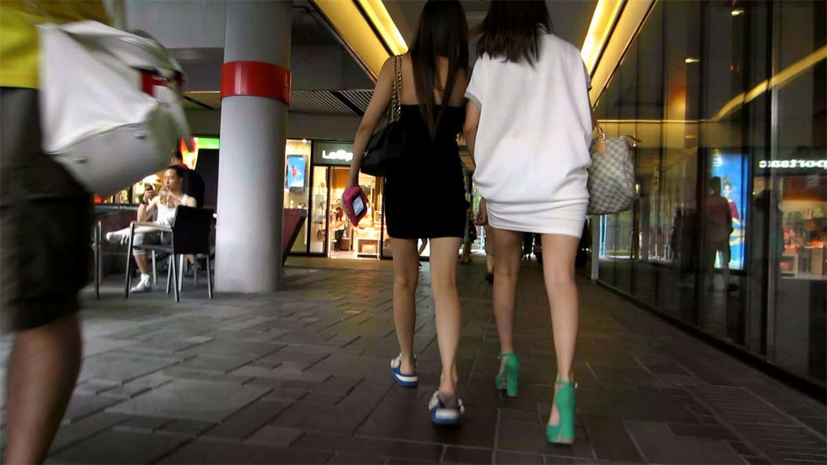 一黑一白两个短裙美眉