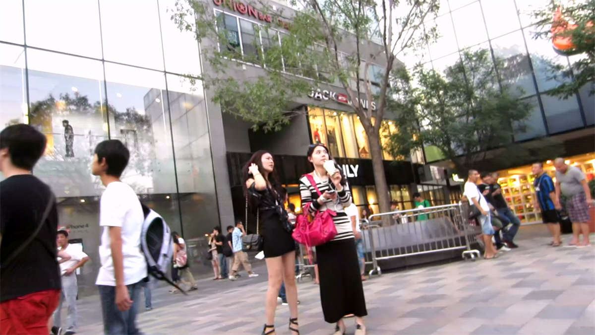 打扮时尚的长发美女,身材很不错哦
