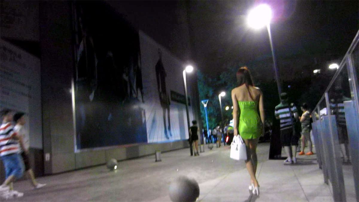 翘臀漏背绿裙白色高跟美女