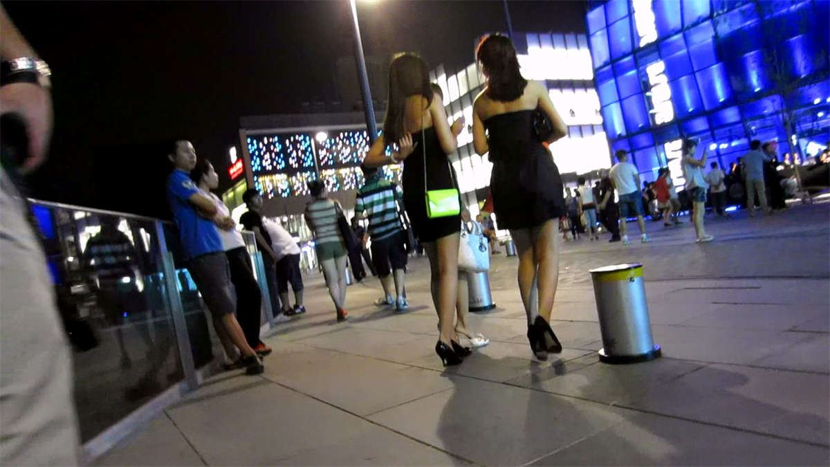 翘臀漏背绿裙白色高跟美女