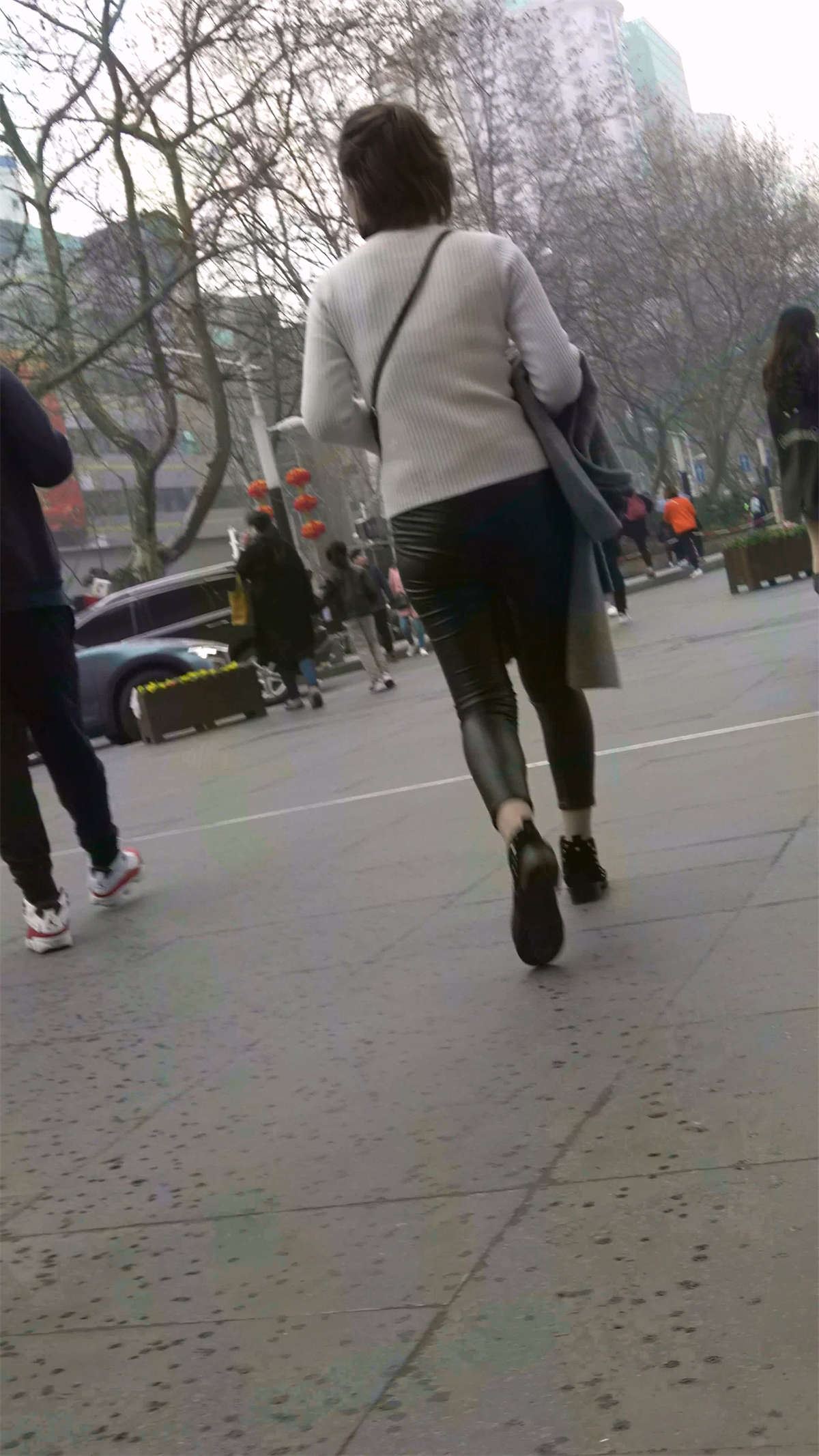 白色毛衣黑色紧身裤翘臀街拍美女辣妈