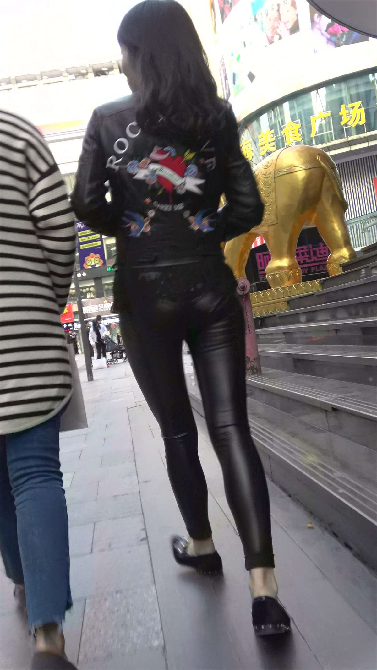 跟拍两位极品的紧身黑色皮裤街拍美女