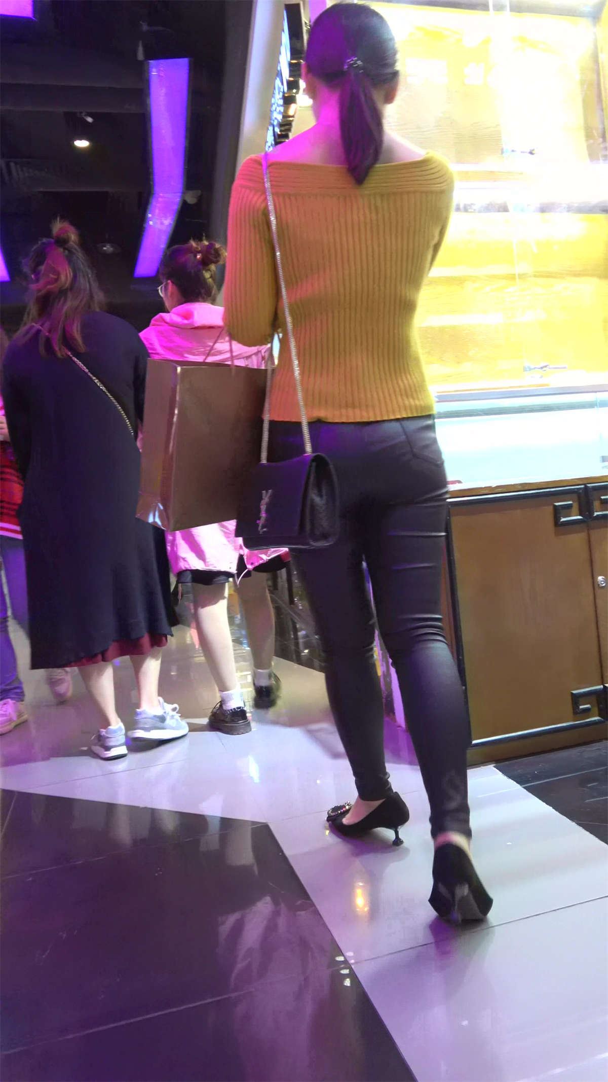 跟拍两位极品的紧身黑色皮裤街拍美女