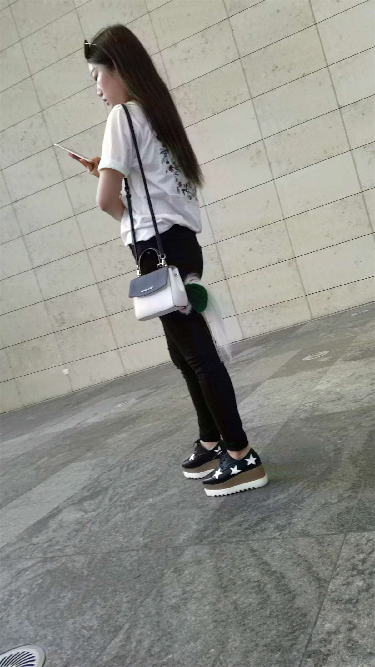超有气质的白T恤黑色紧身裤街拍漂亮美女
