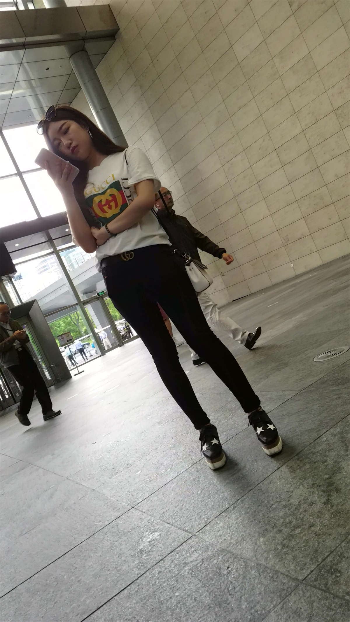 超有气质的白T恤黑色紧身裤街拍漂亮美女