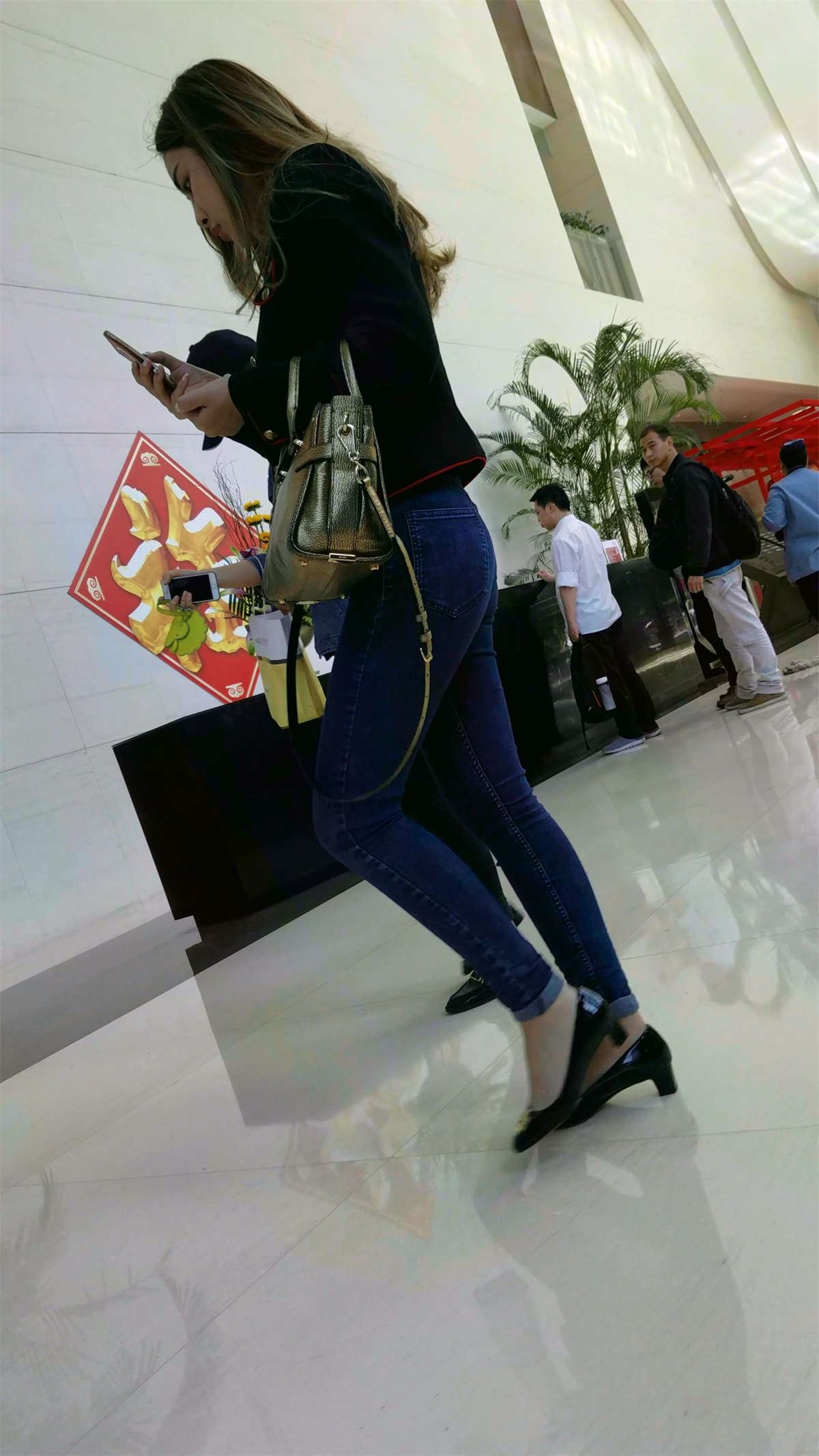 紧身蓝色牛仔裤黑色外套气质街拍美女