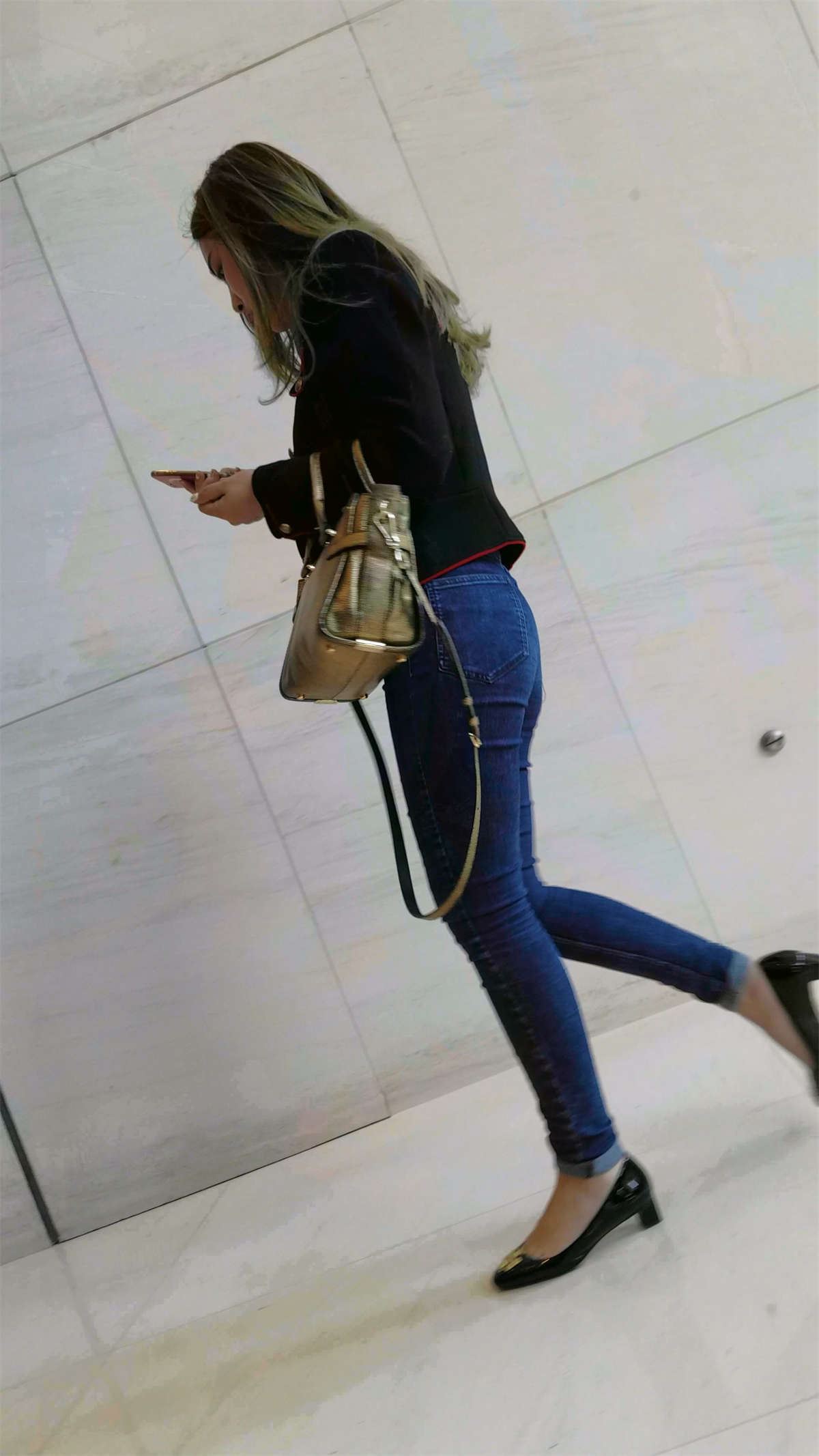 紧身蓝色牛仔裤黑色外套气质街拍美女