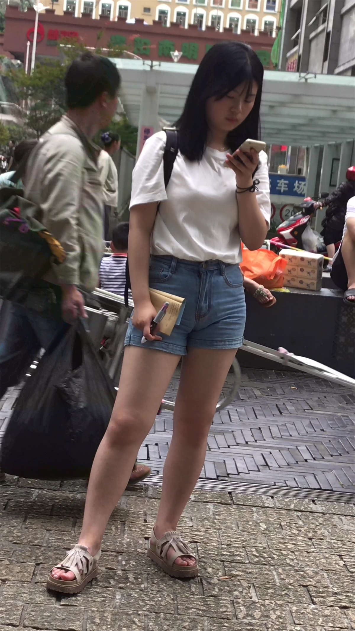 街拍打电话的高腰牛仔热裤肉肉女孩