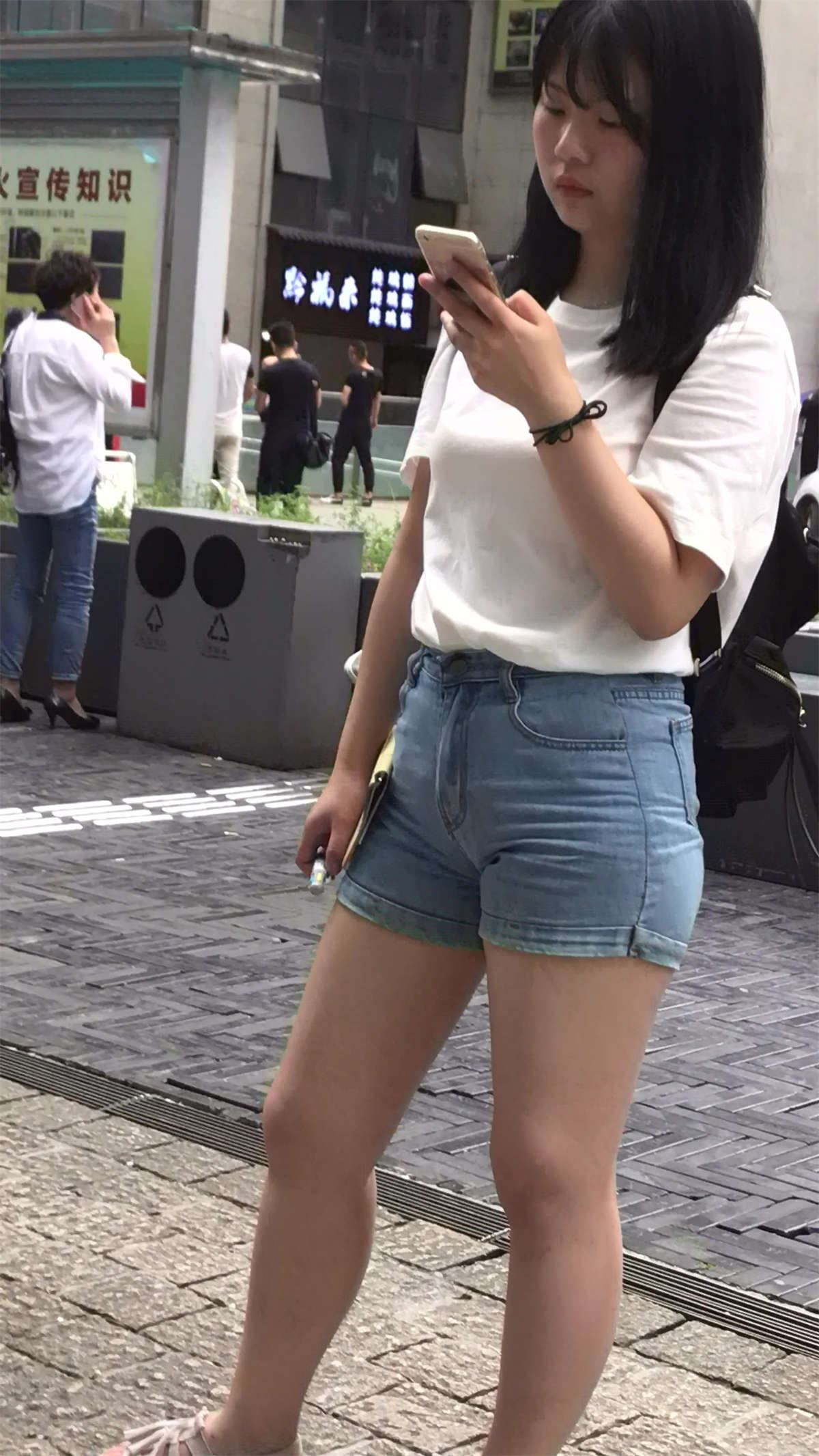 街拍打电话的高腰牛仔热裤肉肉女孩