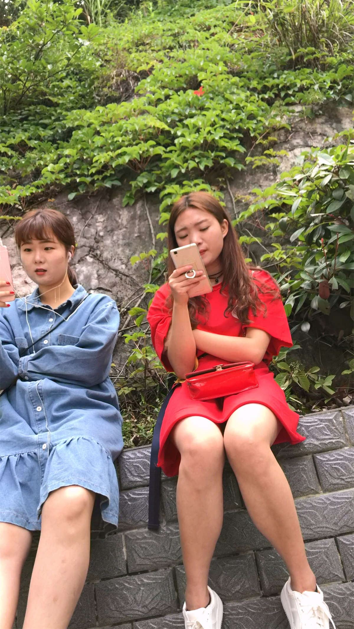 跟姐妹一起等公交的红色连衣裙白鞋甜美气质美女