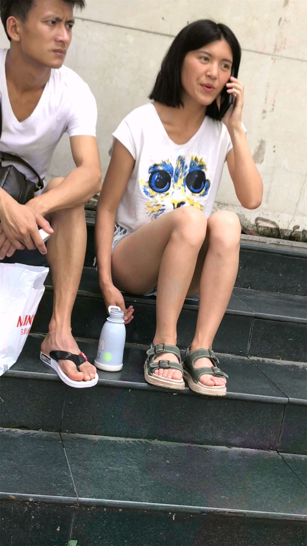 台阶上的街拍热裤小姑娘