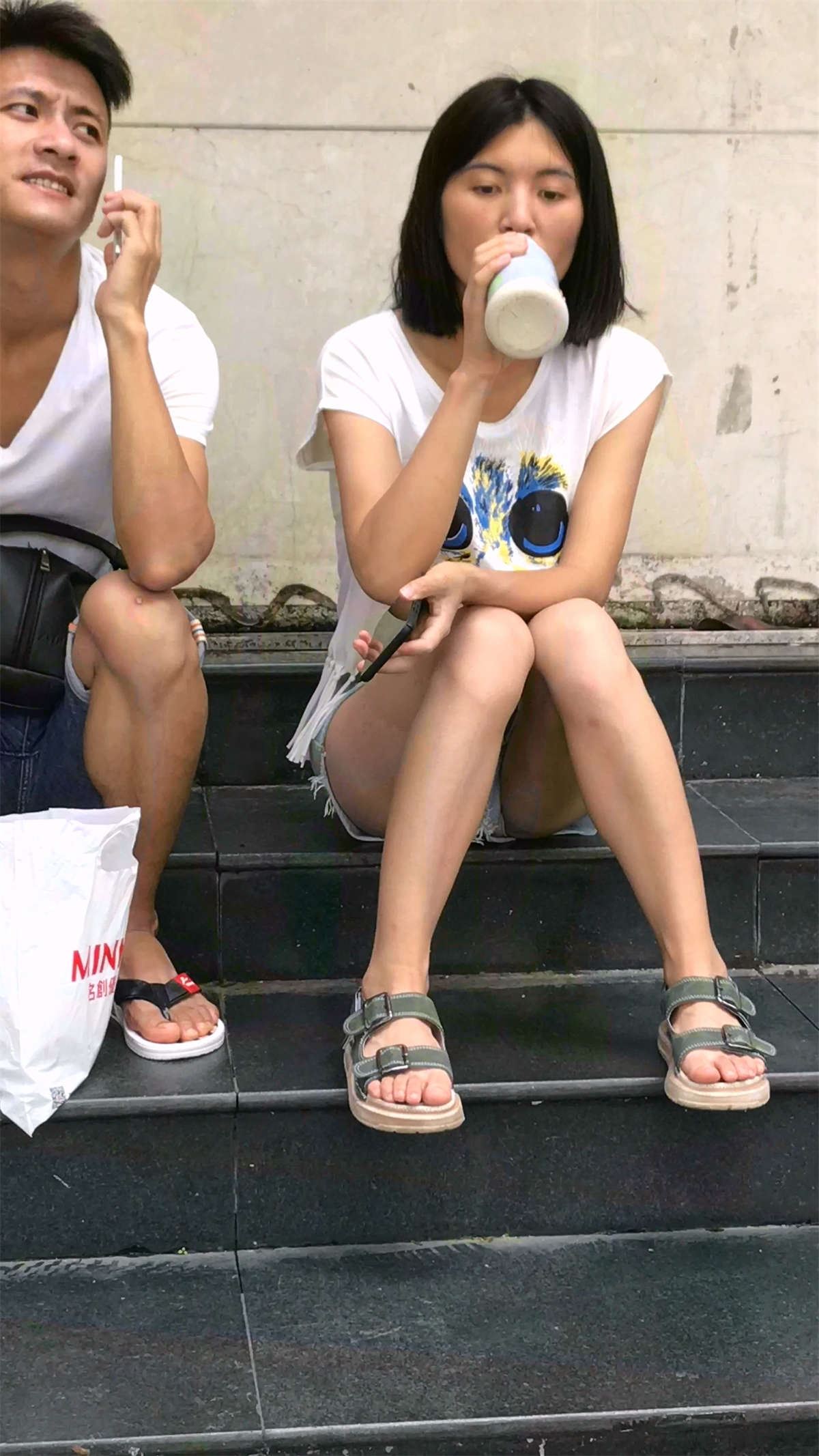 台阶上的街拍热裤小姑娘