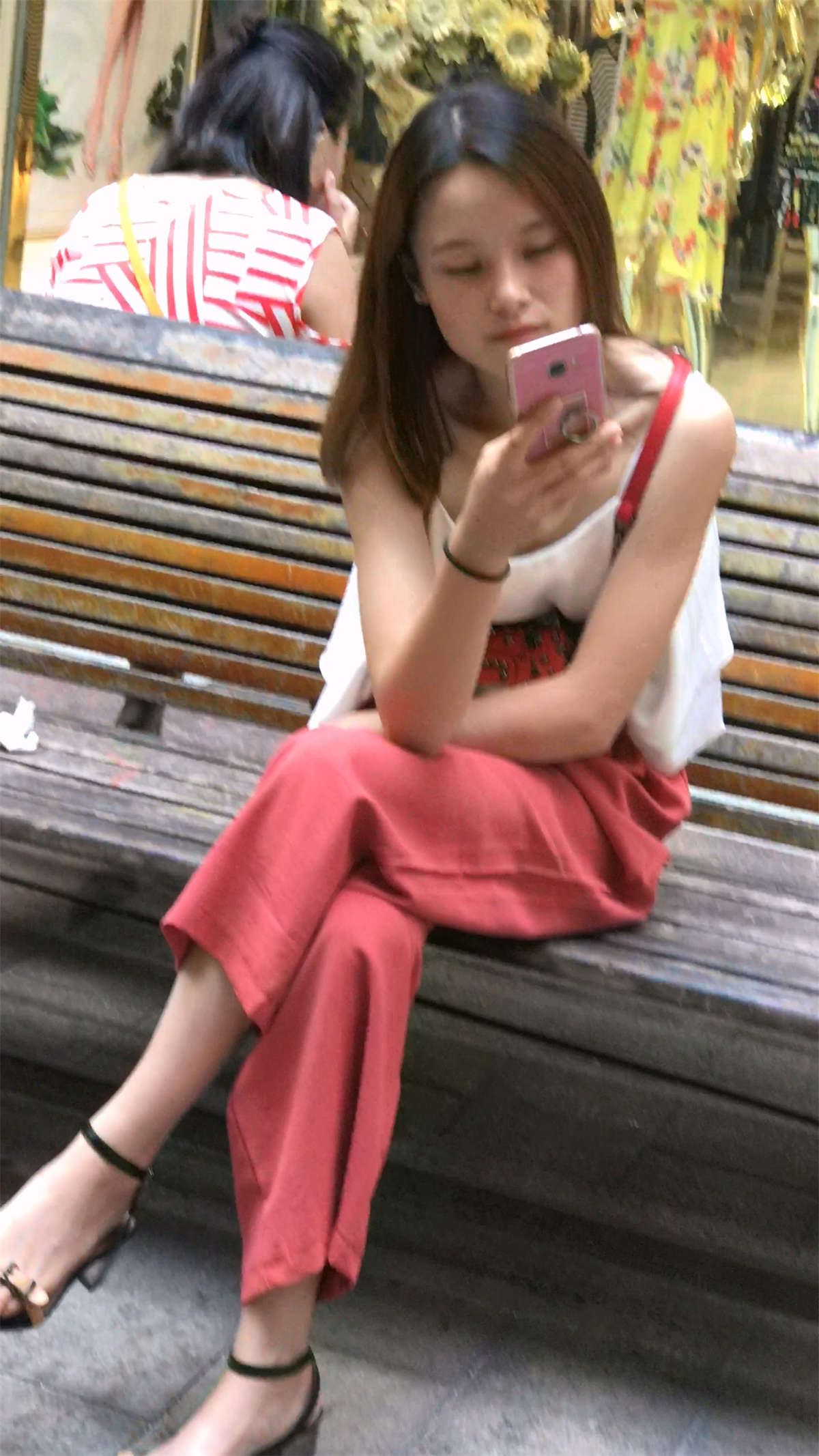 性感吊带衫街拍美女玩自拍