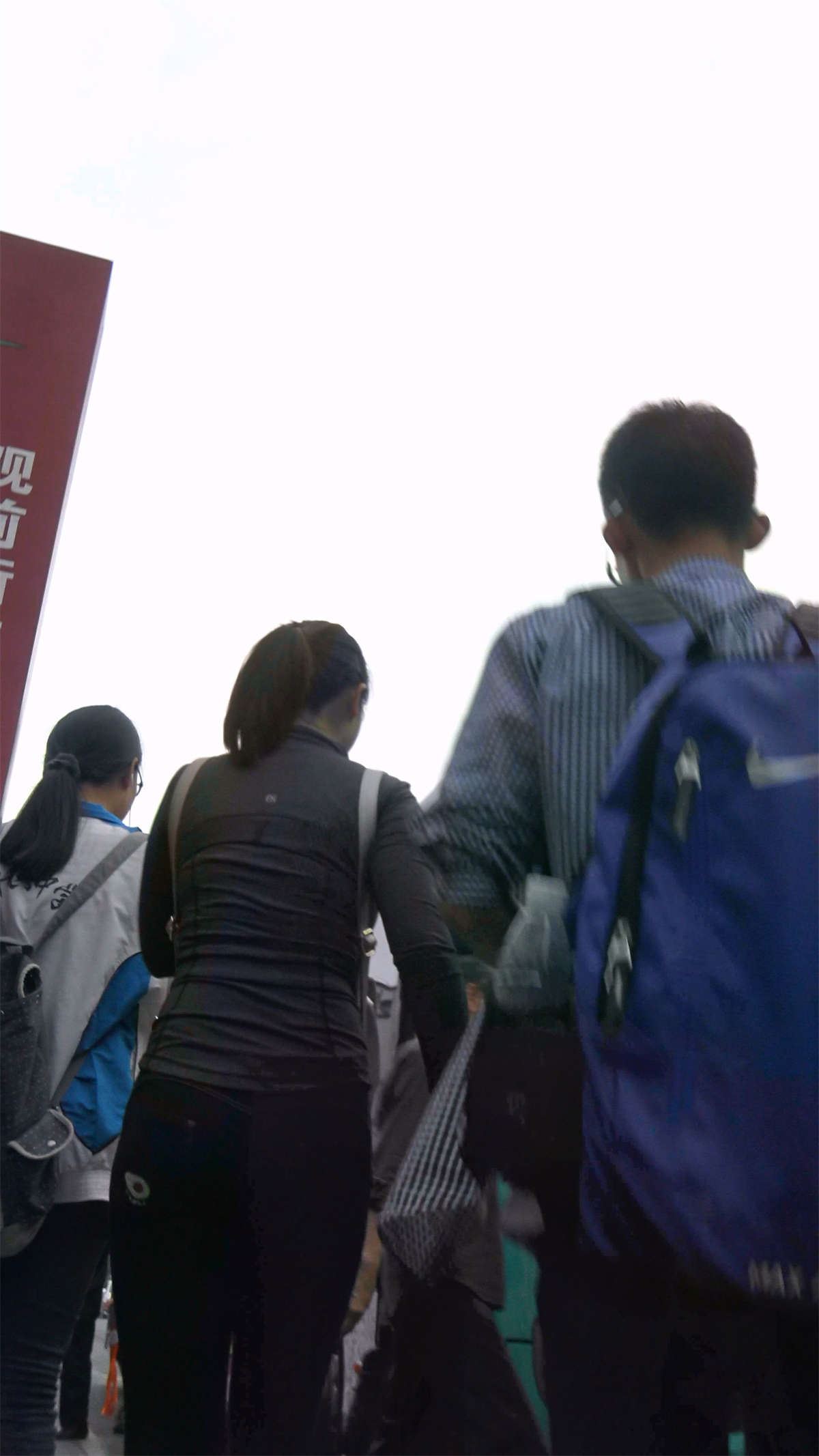 等公交车的美女小姐姐牛仔裤真够紧的