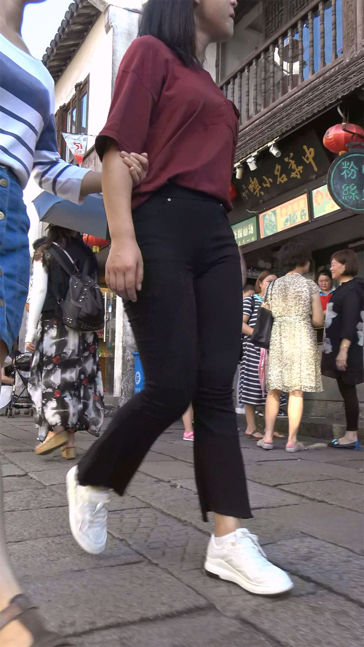 黑裤饱满三角区青春小妹