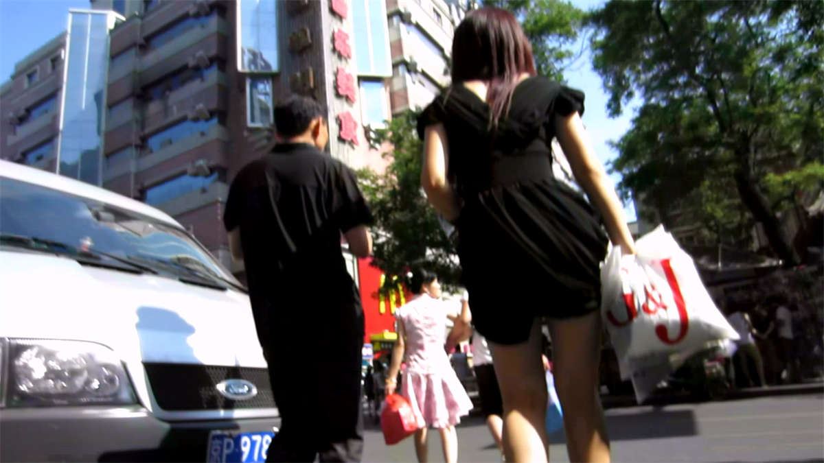 小饰品城黑色连衣裙美眉