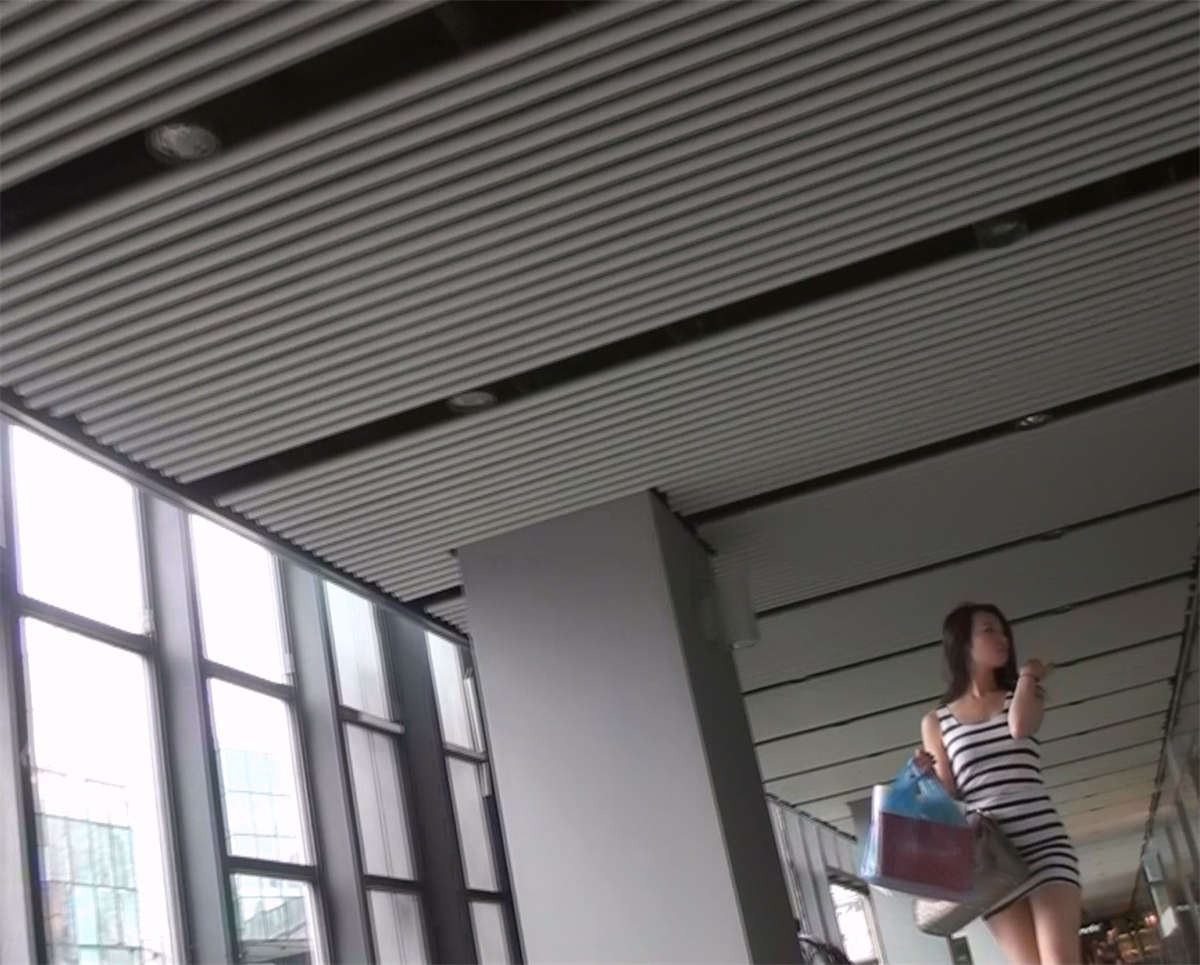 黑白条纹包臀连衣裙美女