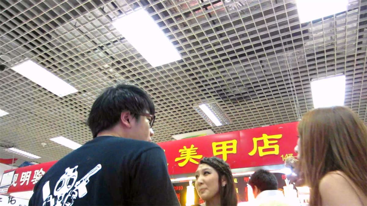 和男朋友一起逛商场的圆润小臀美女