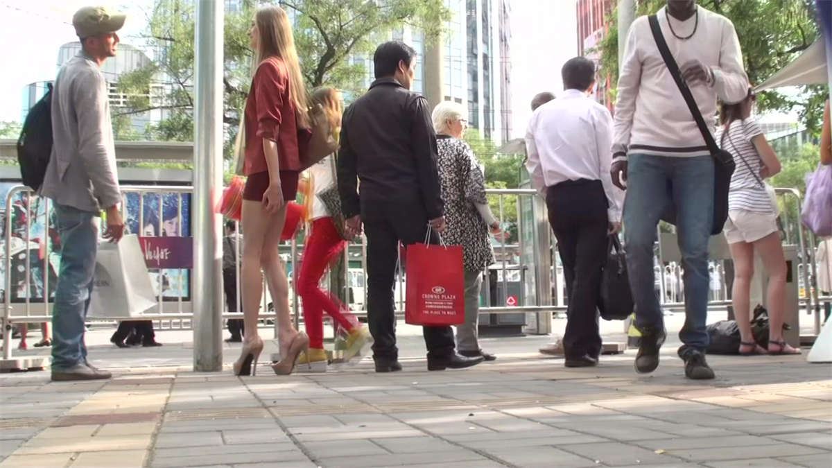 街头偶遇身材高挑极品美腿枣红OL短裙外国美女