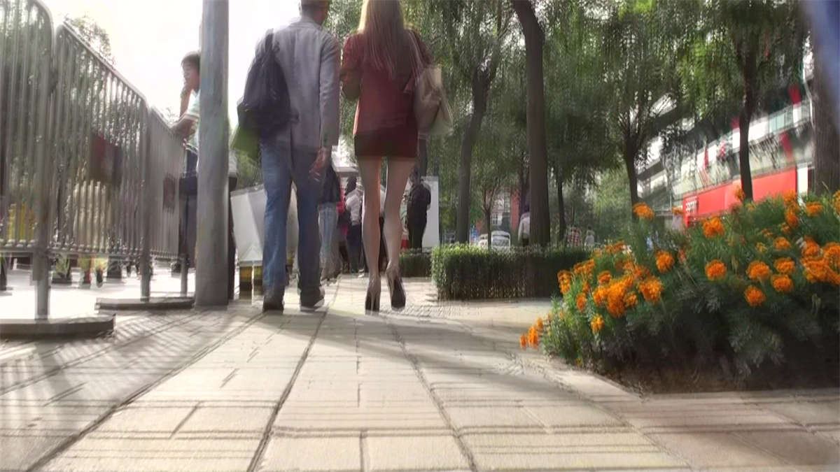 街头偶遇身材高挑极品美腿枣红OL短裙外国美女