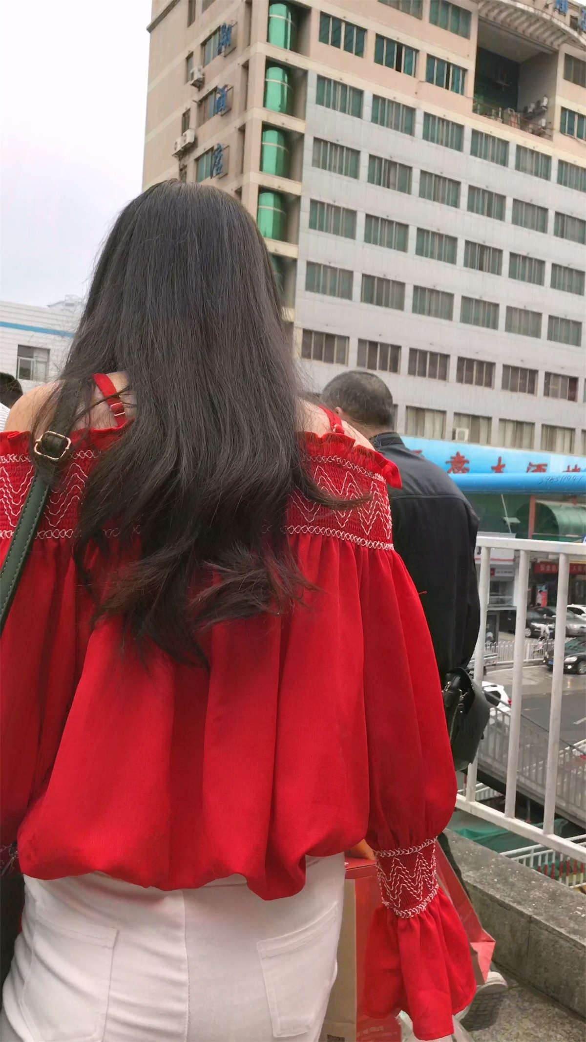 跟拍鲜艳大红吊带衫紧身白裤小学妹