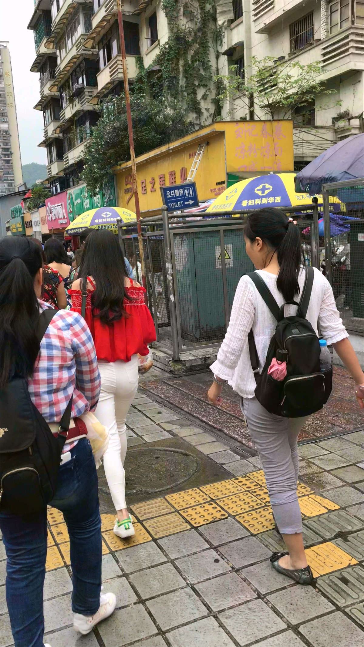跟拍鲜艳大红吊带衫紧身白裤小学妹