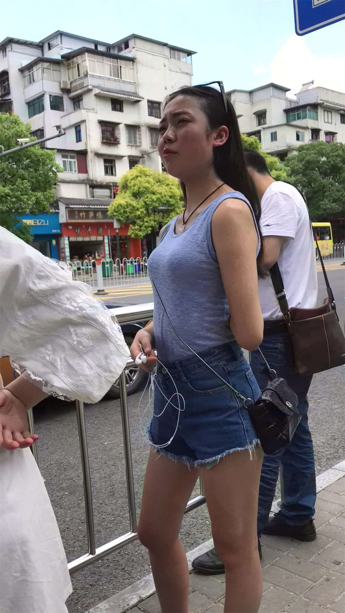 很有感觉的高腰热裤街拍美女
