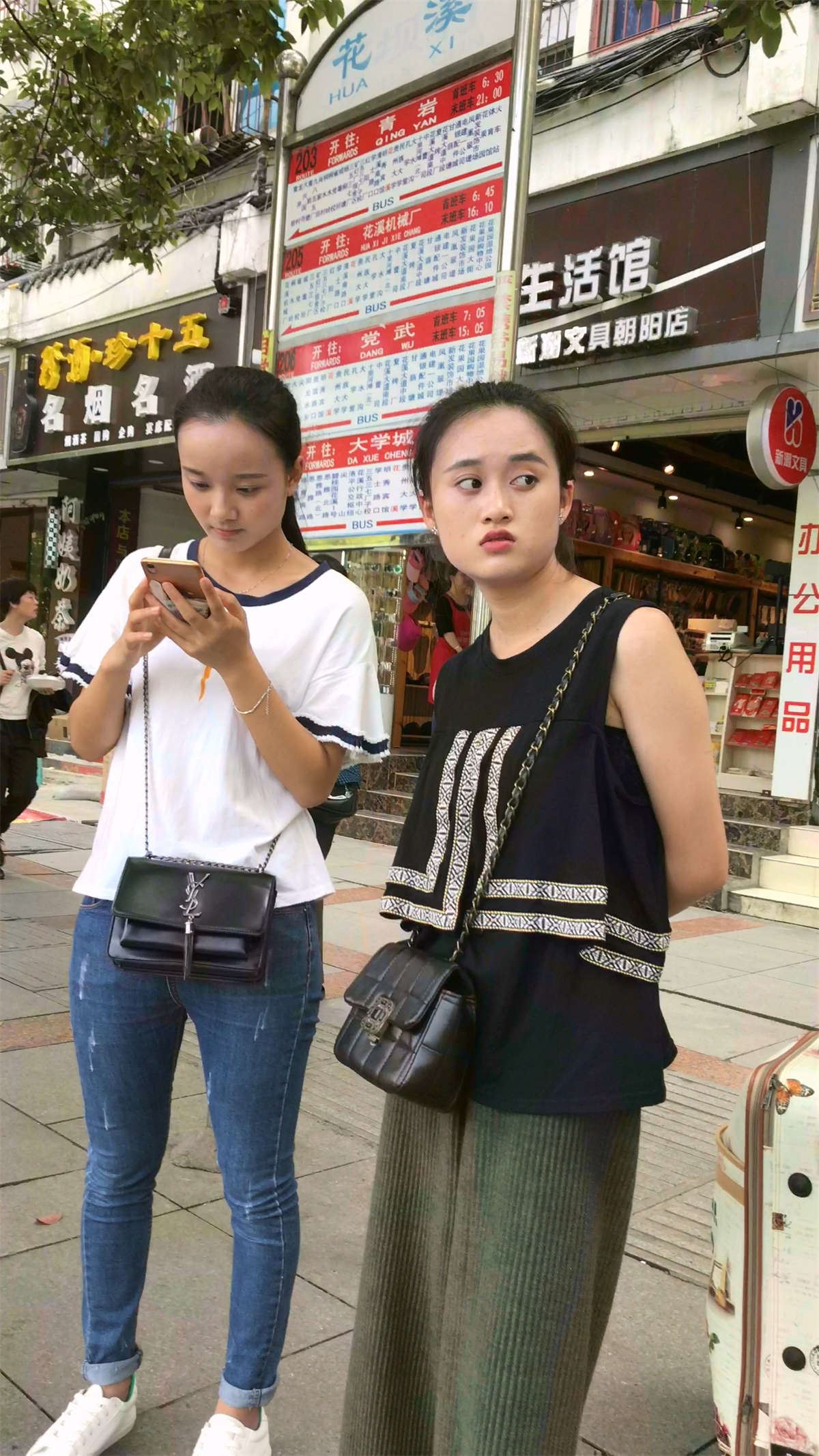 白T恤紧身蓝牛妹子在等公交车