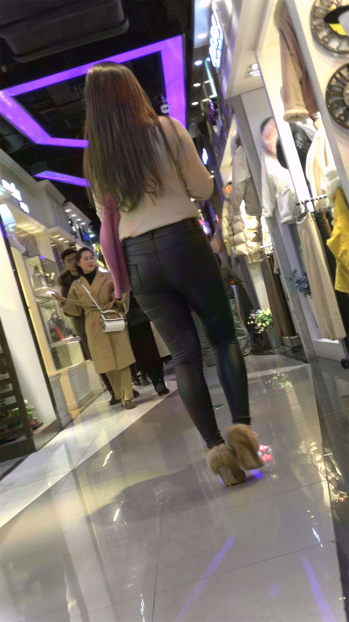 丰腴身材紧身皮裤MM