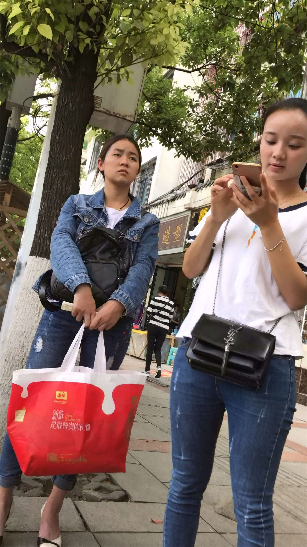 白T恤紧身蓝牛妹子在等公交车