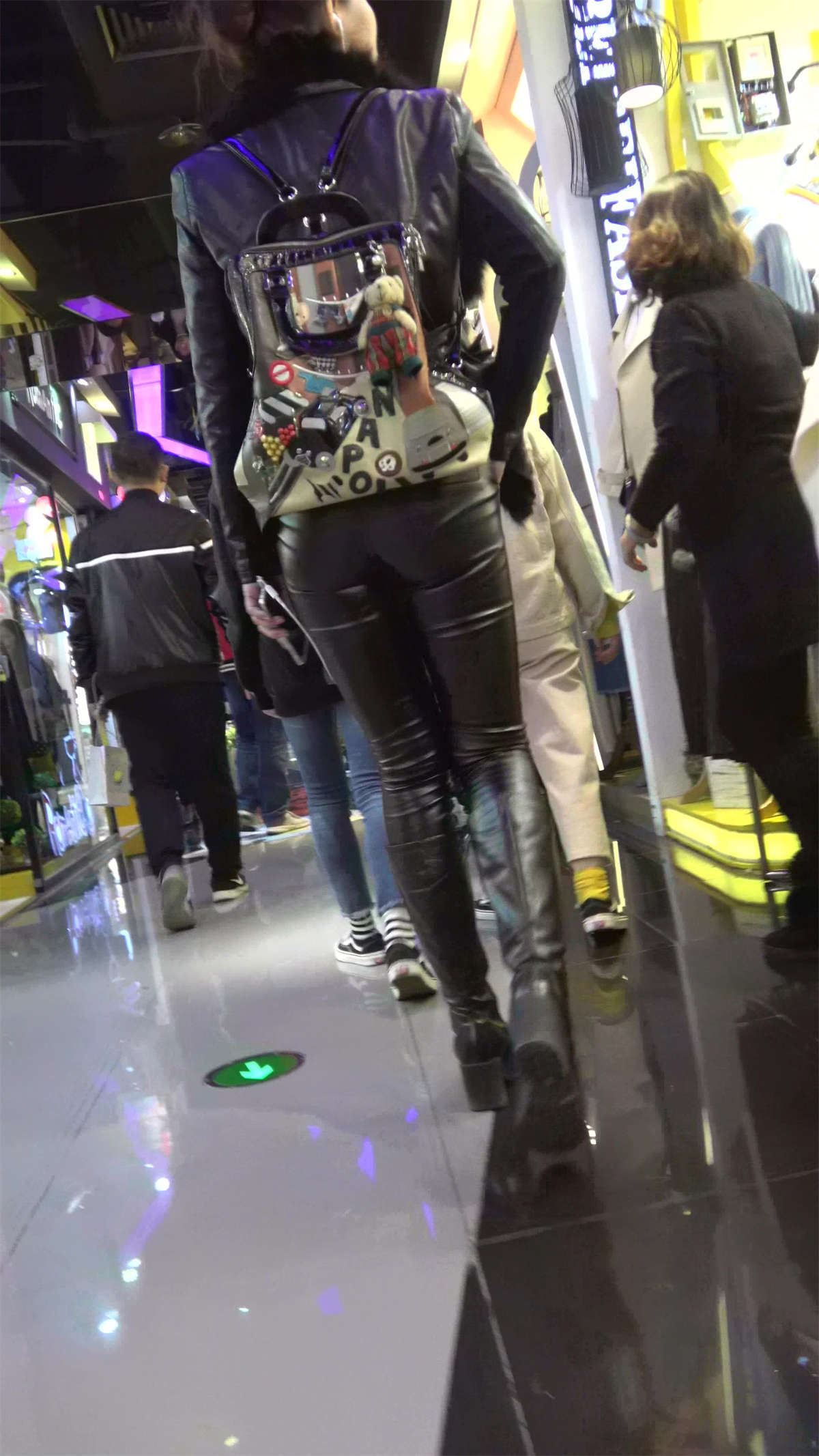 黑色皮衣皮裤性感风韵美眉