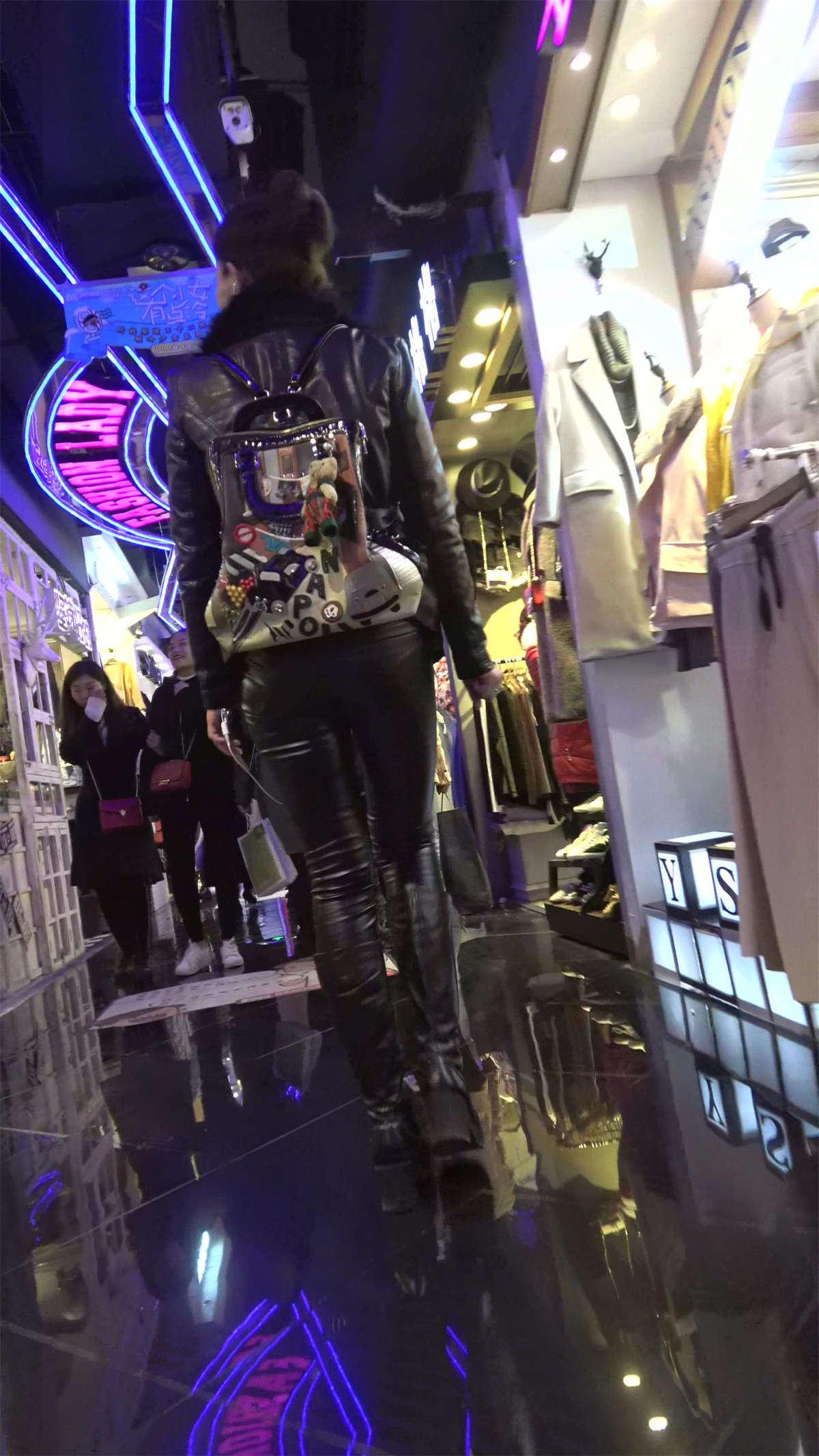 黑色皮衣皮裤性感风韵美眉