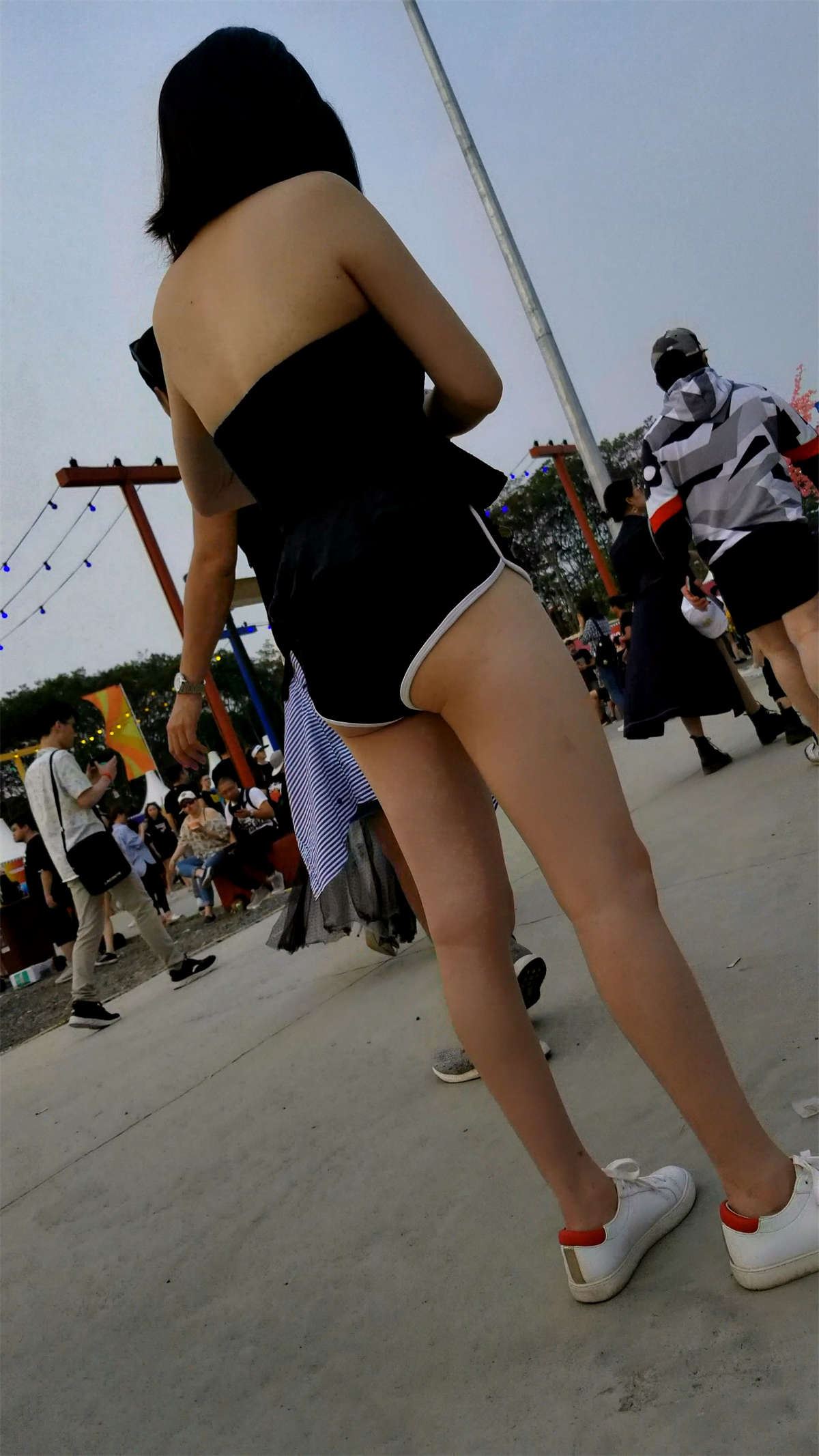 紧身短衣短裤辣妹