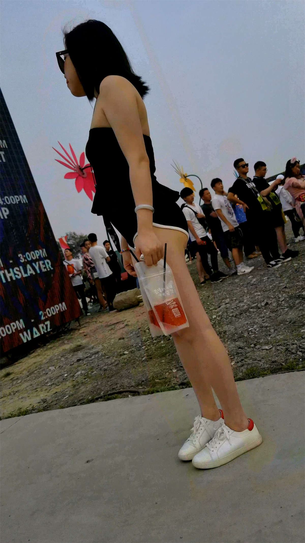 紧身短衣短裤辣妹