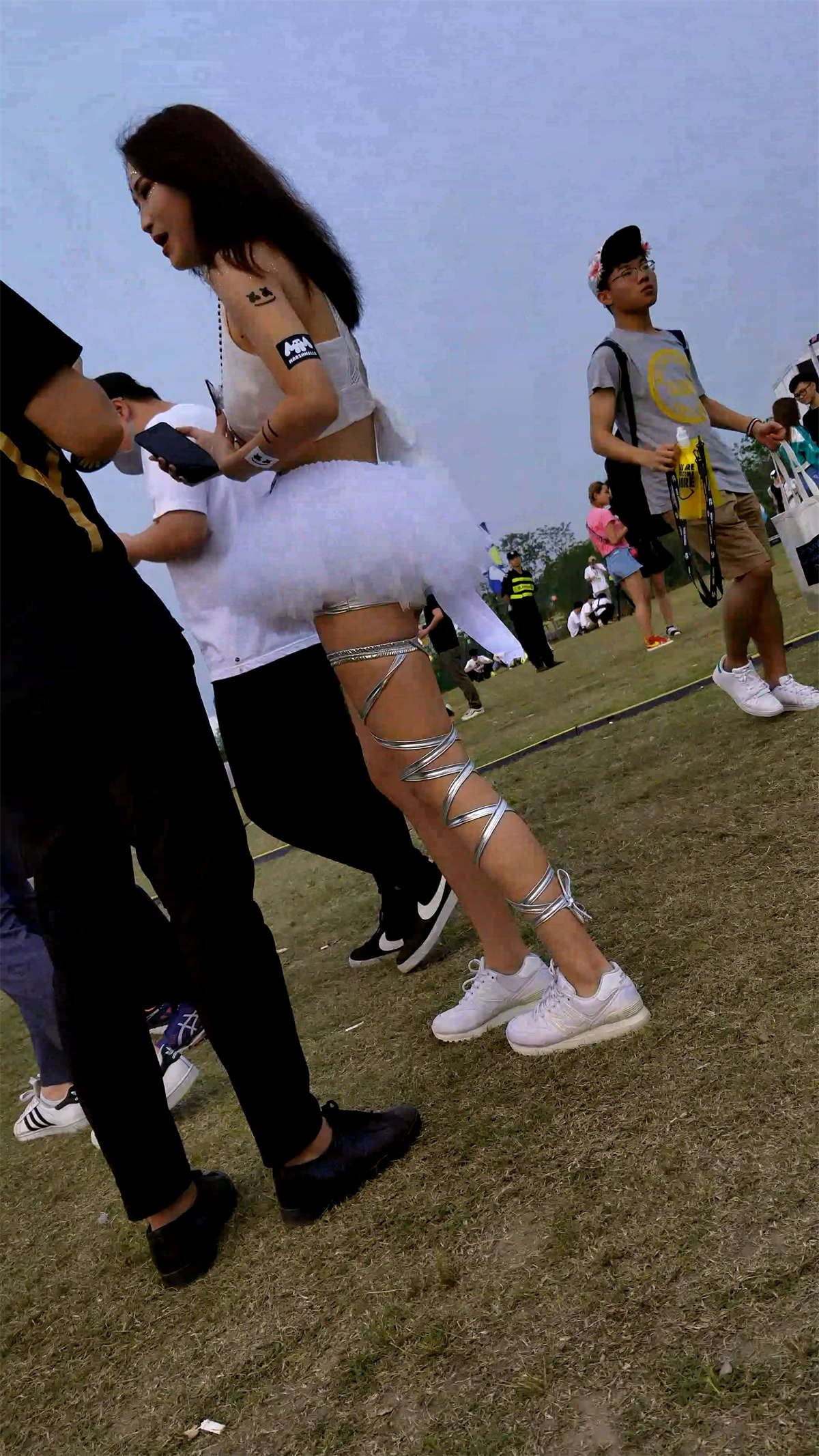 白色小短裙美丽女孩