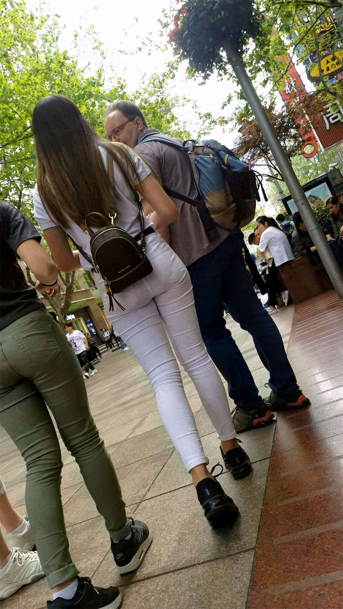 白T恤街拍紧身白裤长发女孩