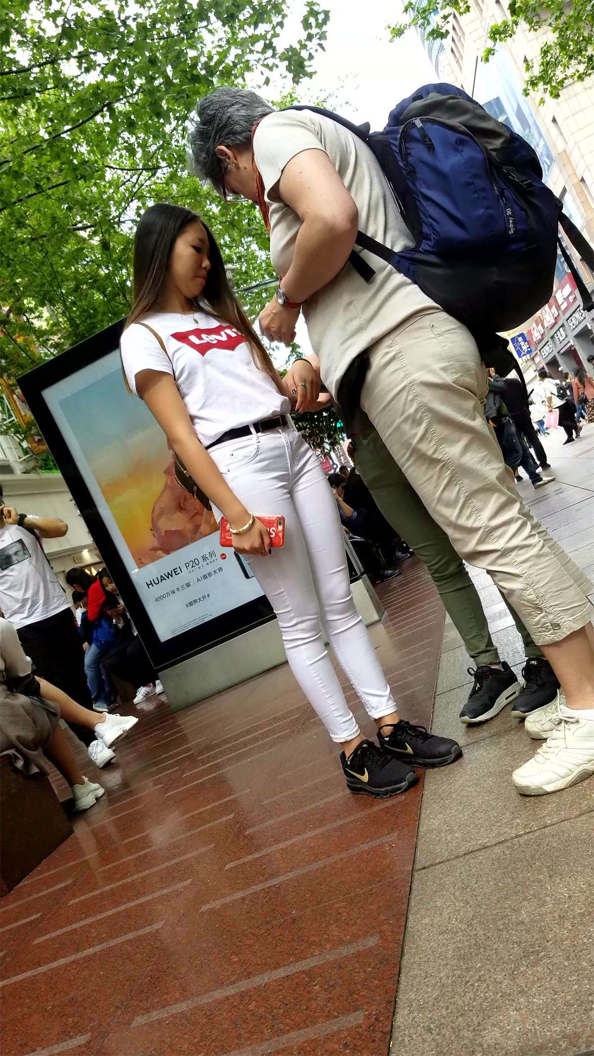白T恤街拍紧身白裤长发女孩