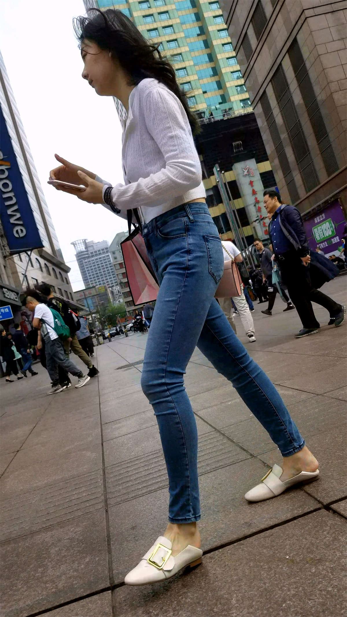 白衣街拍牛仔清新美丽小姐姐