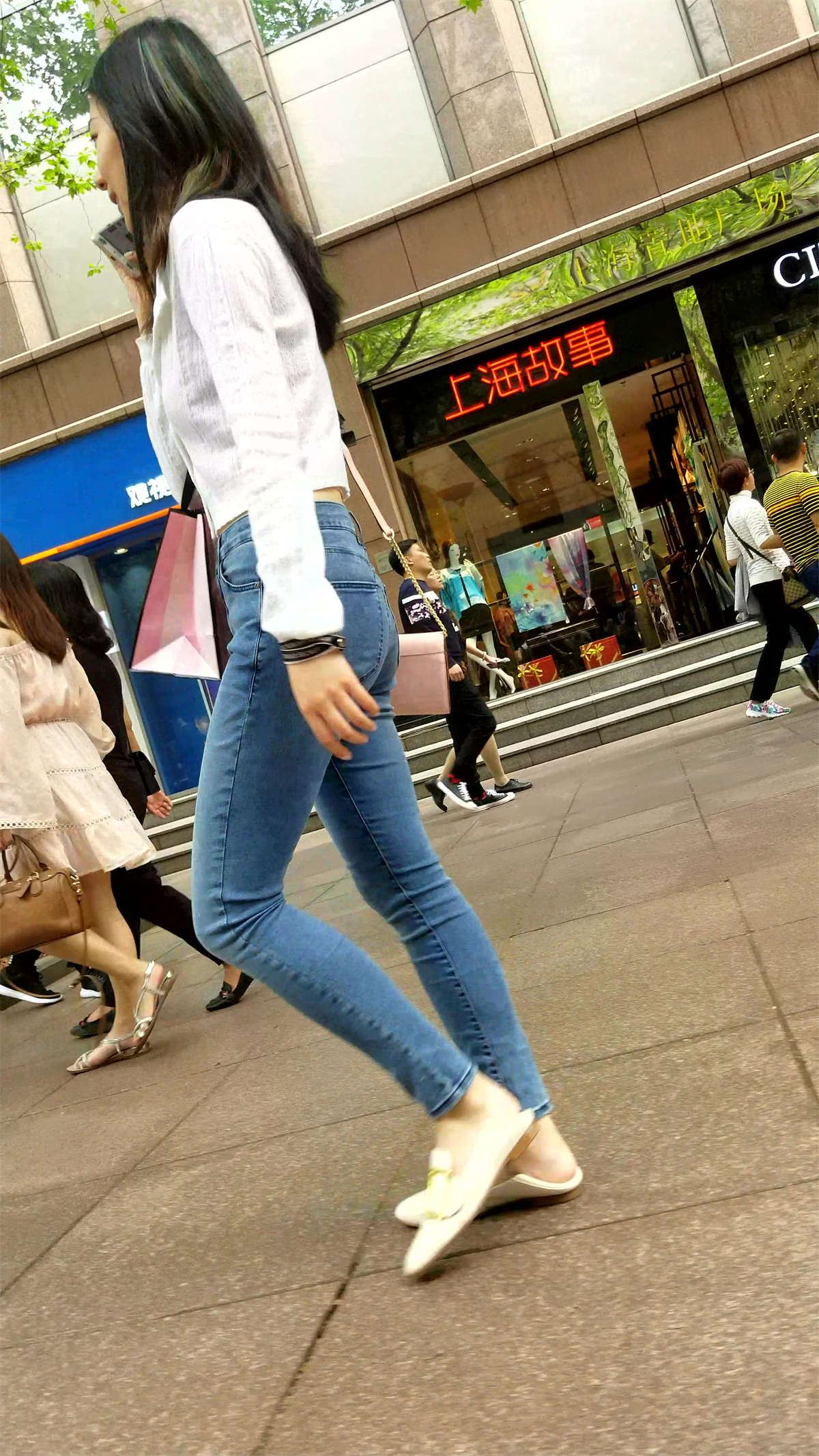 白衣街拍牛仔清新美丽小姐姐