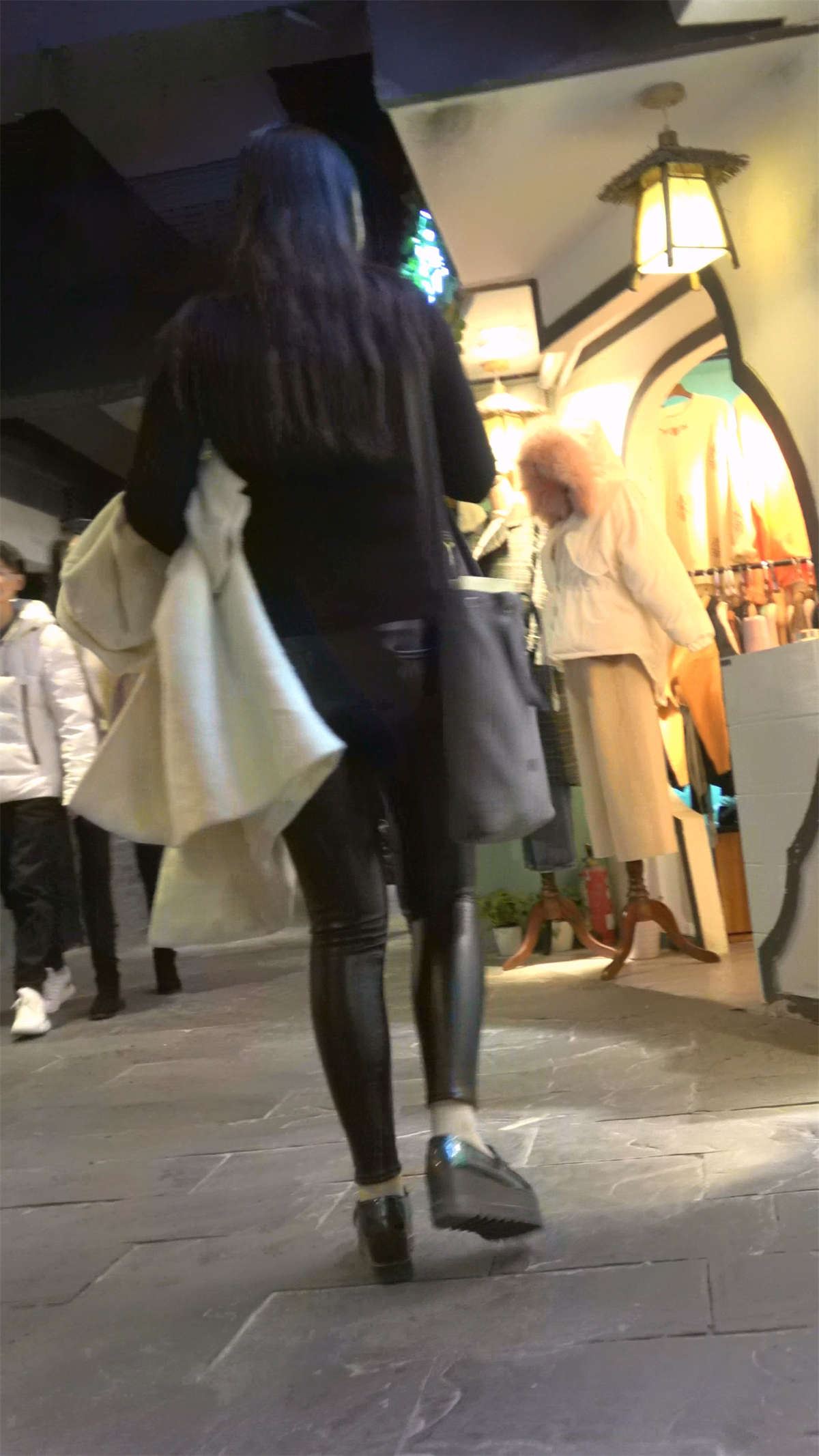 紧身皮裤美臀MM逛商场