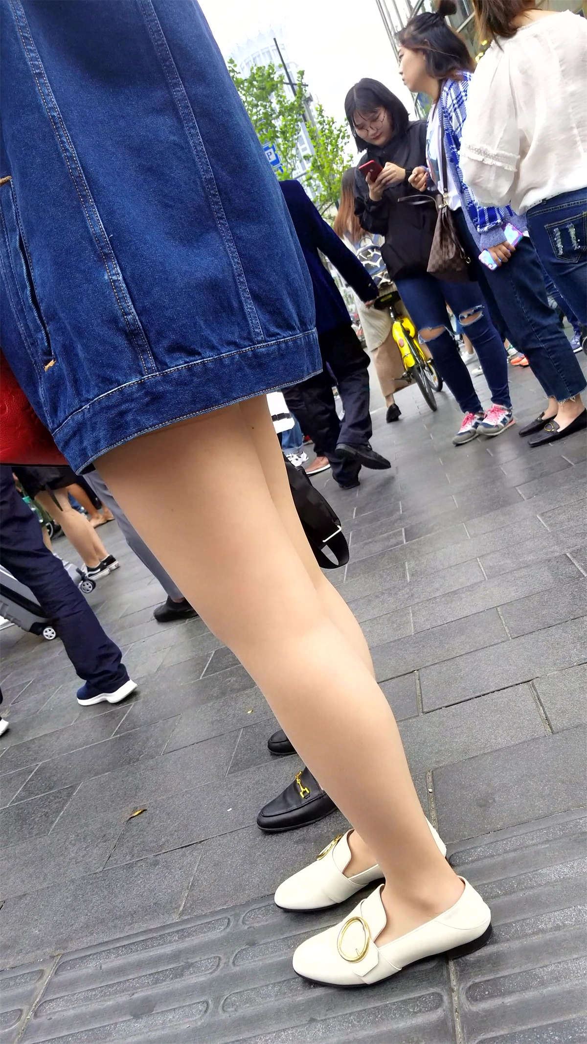 牛仔外套街拍美腿肉丝袜女孩