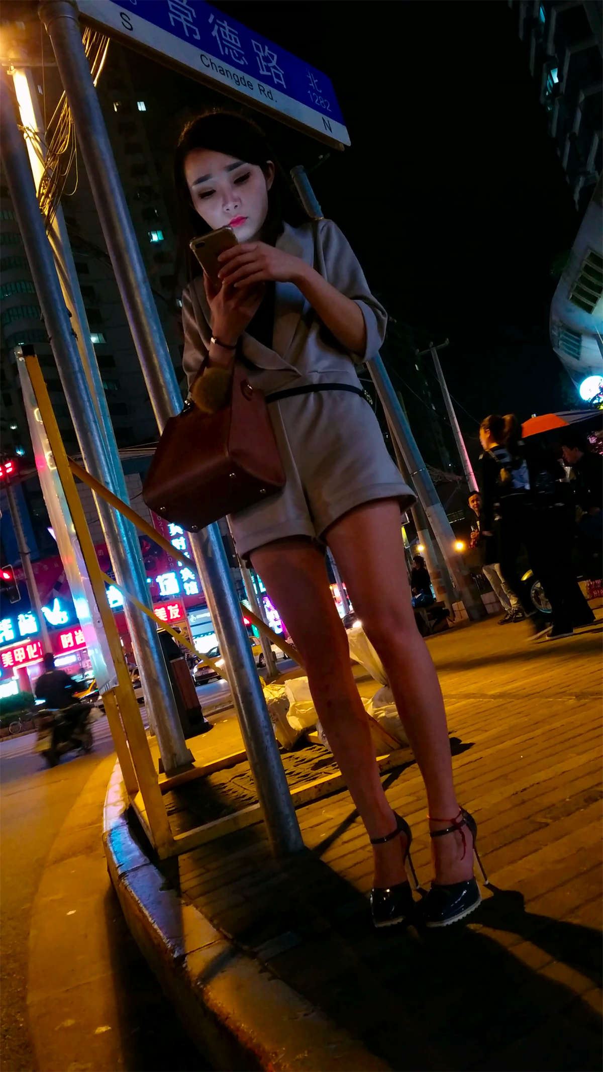 夜晚灰色短裤高跟极品长腿漂亮美少妇